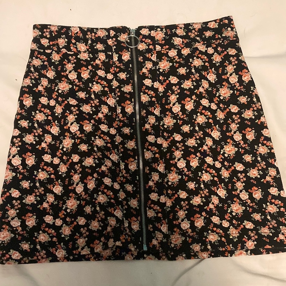 Zip up black skirt with a floral pattern